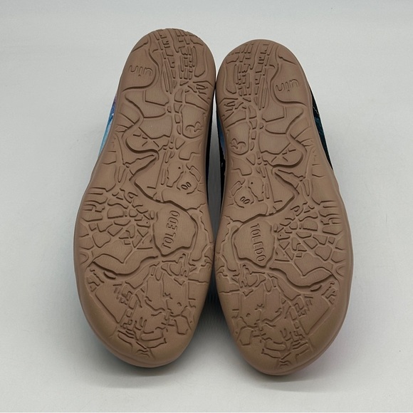 UIN Slip-On Sneakers. Size 10